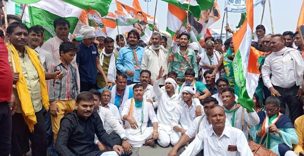 In protest against inflation, unemployment and poor law and order, Congressmen took out BJP's Quit Gaddi march