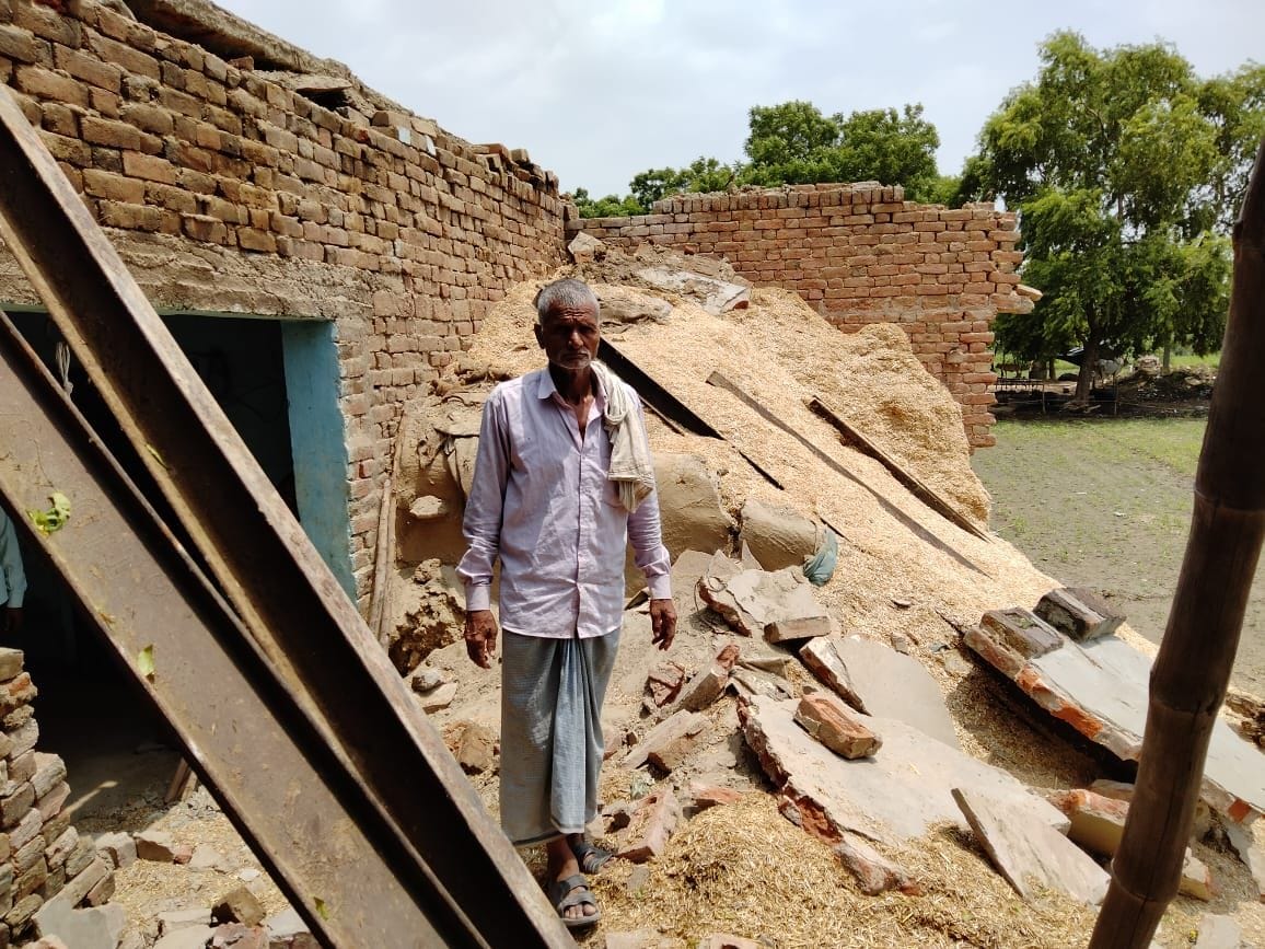 The roof of the house fell due to rain in Babli, cows were injured