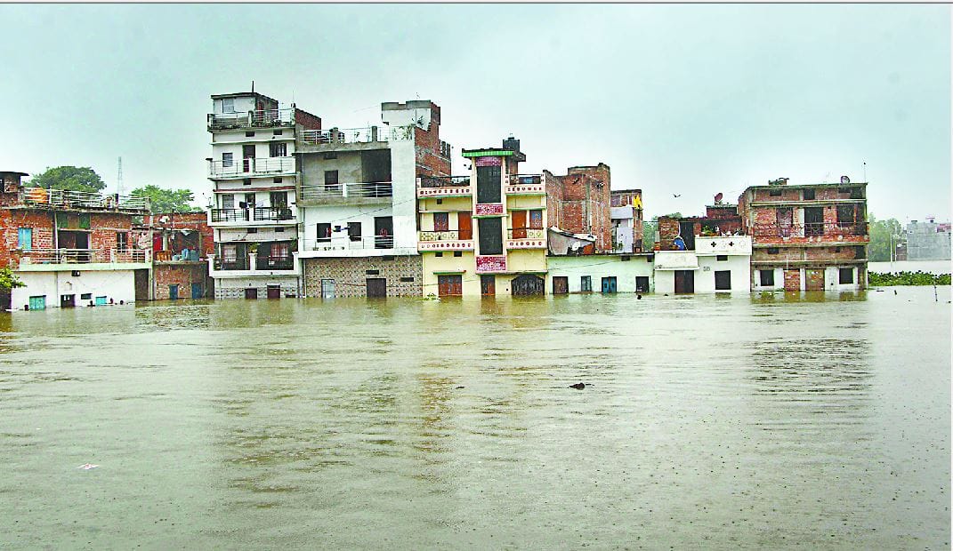 Many colonies in varanasi submerged Fear of theft increased due to floods people guarding  house