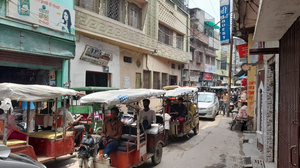 Traffic jam in the city due to the random operation of e-rickshaw