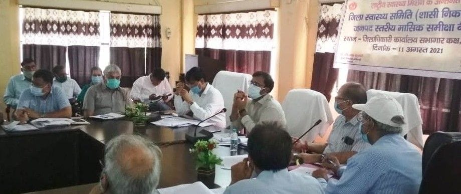 Hathras: DM expressed displeasure over the poor progress of health department's plans