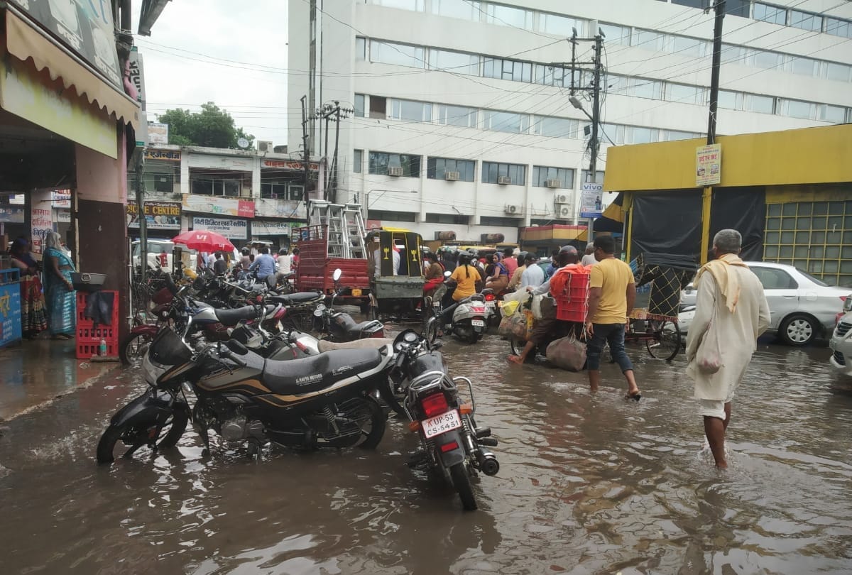 weather update zila hospital flooded Due to heavy rains in Gorakhpur