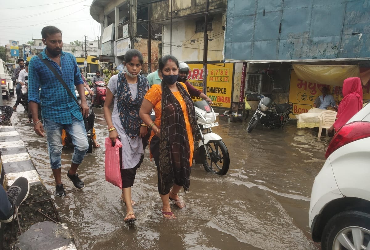 weather update zila hospital flooded Due to heavy rains in Gorakhpur