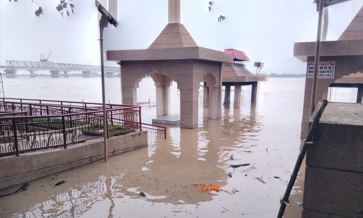 Flood in Ghazipur: Water rises on contact routes, it has become difficult to transport household items by boat