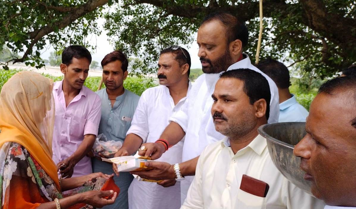 Ghazipur: After visiting the flood affected areas, the former minister came to know about the condition of the people, distributed relief materials