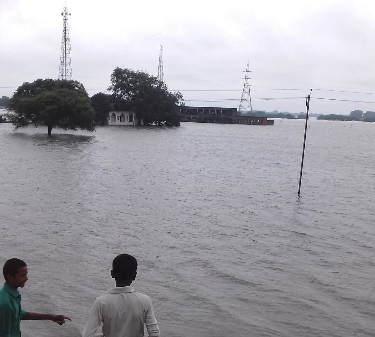 Flood in Ghazipur: Water is spreading in villages, victims are waiting for relief material
