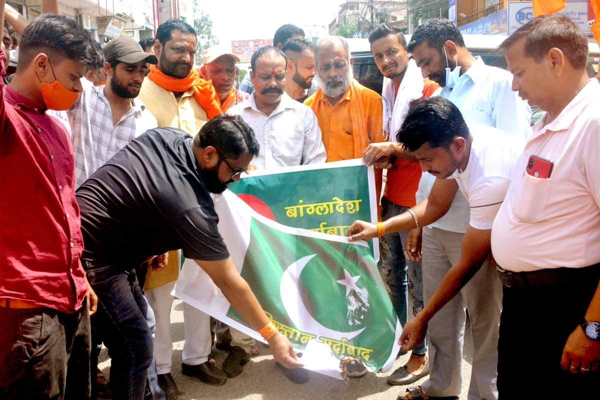 Kranti Sena blew the flags of Pakistan and Bangladesh