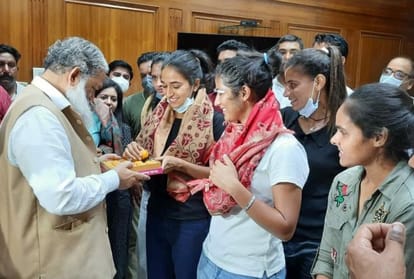 अनिल विज से मिलने पहुंचीं हॉकी टीम की खिलाड़ी।