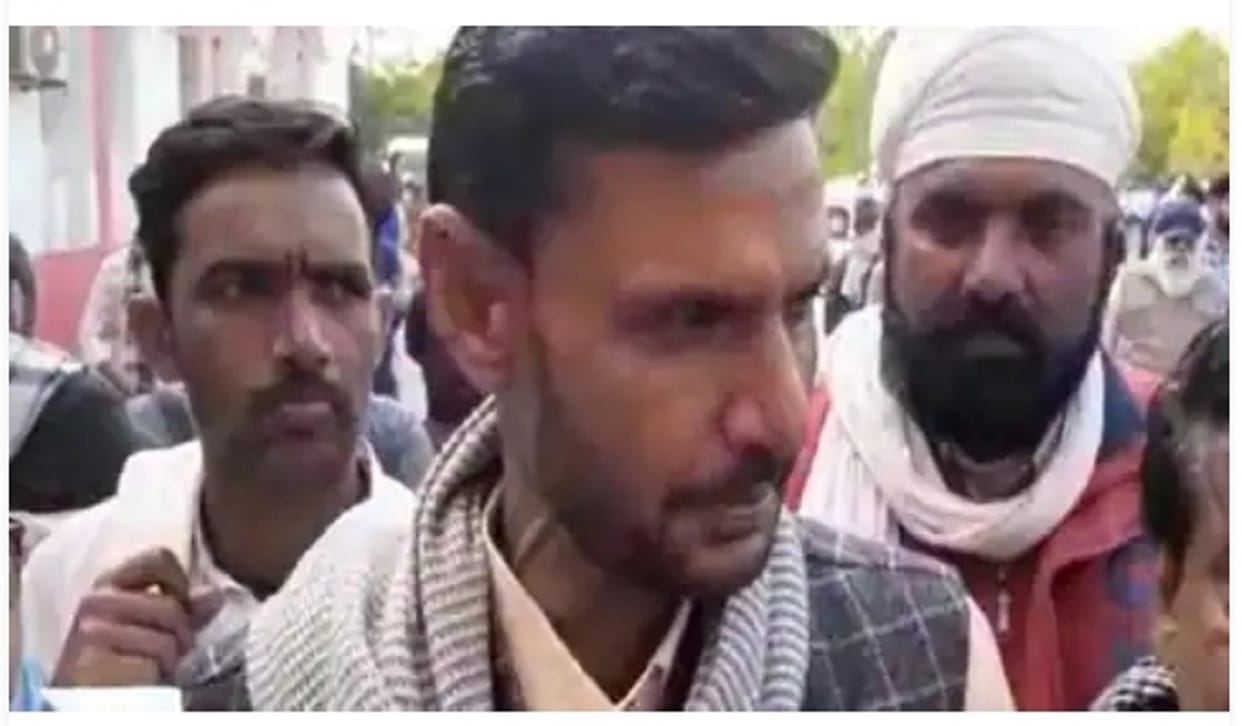 Madhya Pradesh: Congress MLA Babu Jandel tore kurta in the assembly, was angry over not being given relief to the flood affected