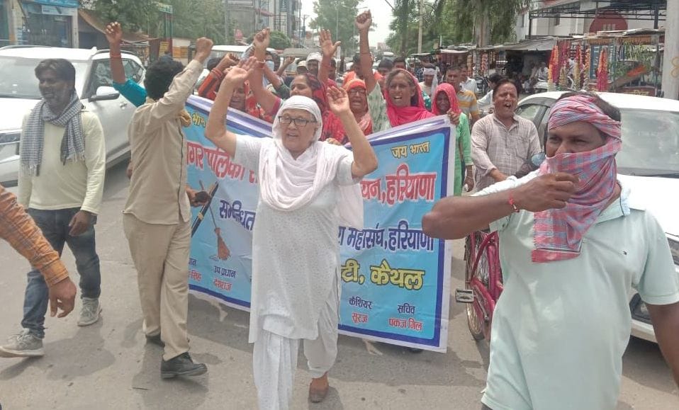 Demonstration of employees, officers brainstormed on passing the bill