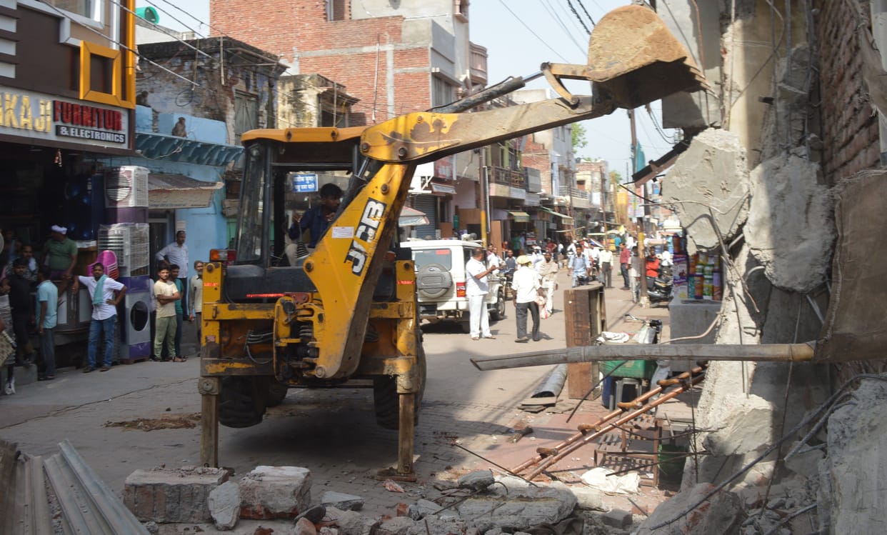 Hathras: Broke the shop coming under encroachment