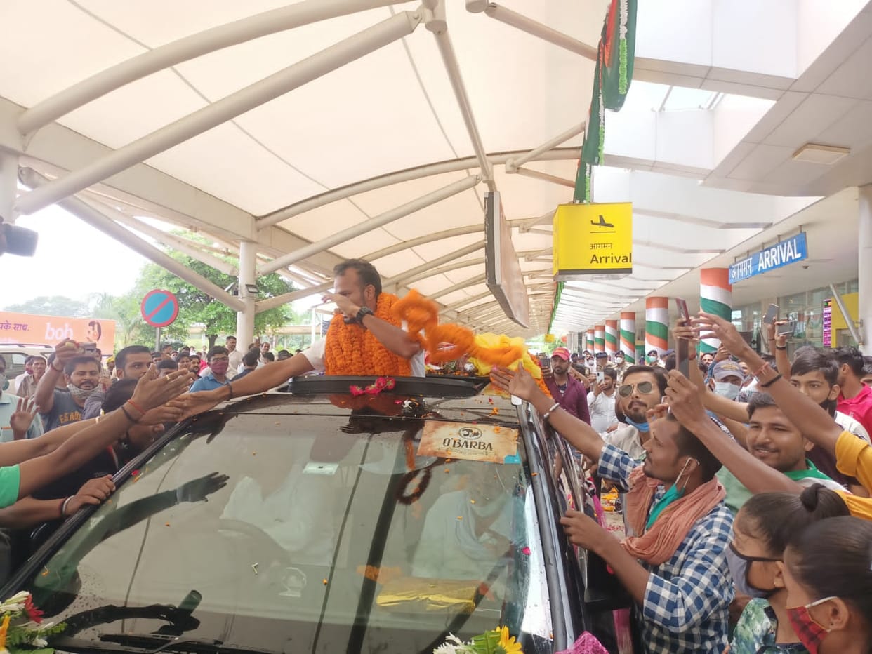 tokyo Olympics indian men Hockey team player Lalit upadhaya reached varanasi after  great performance, tears spilled on seeing his people