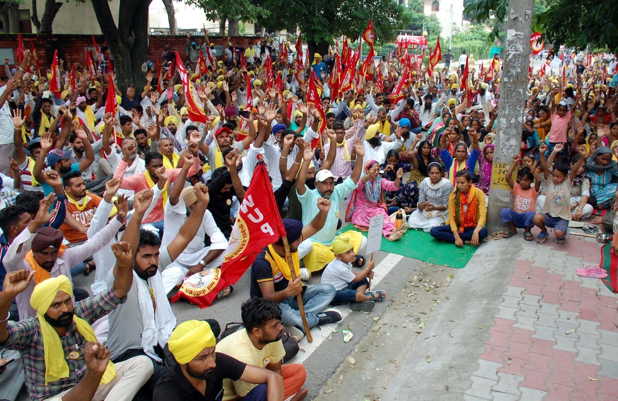 Water supply workers staged a sit-in, sloganeering