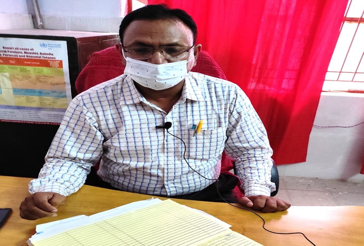 chemist attack on doctor for not writing medicine from outside in mau hospital accused also torn OPD register