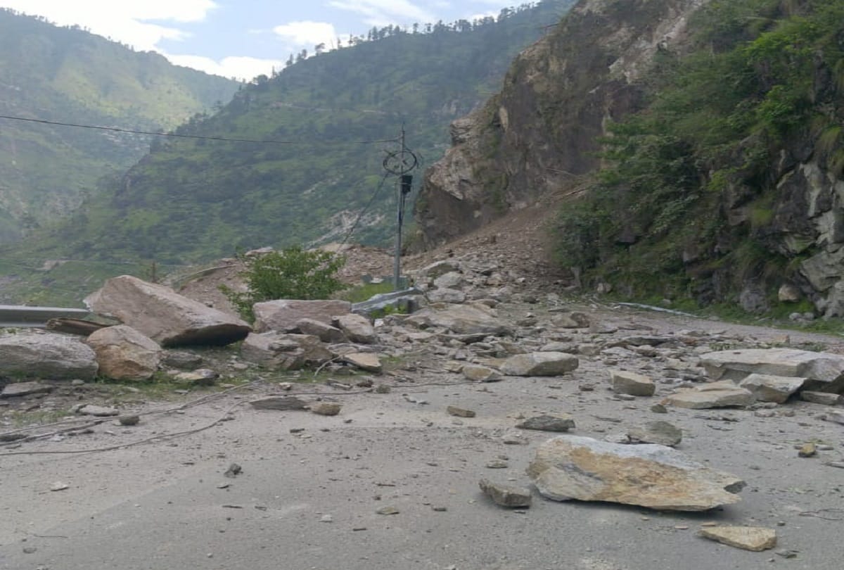 landslide in hill during illegal mining in Mandi of Himachal Pradesh