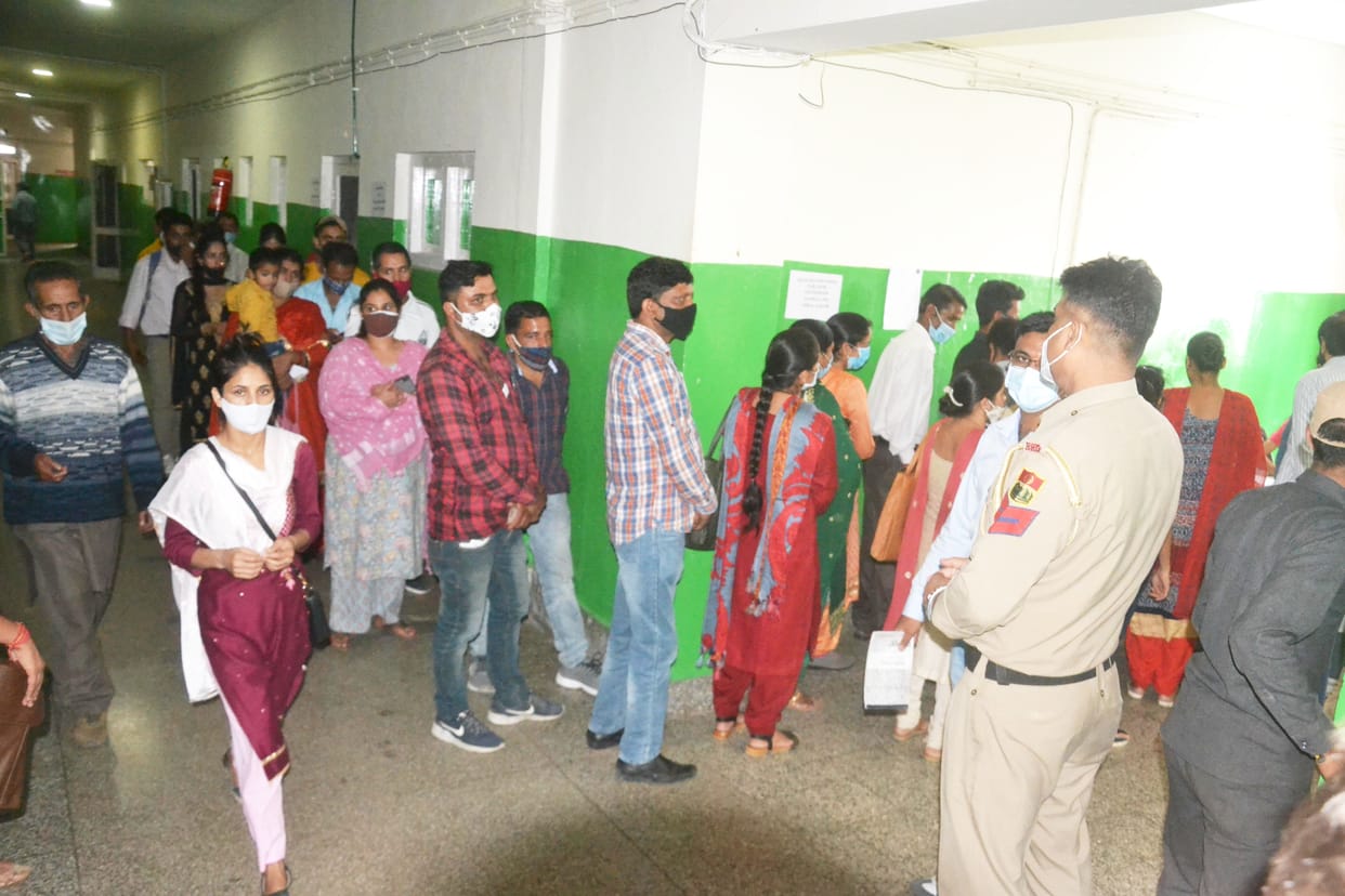 Long queues outside Corona Vaccination centres for registration in Solan distt