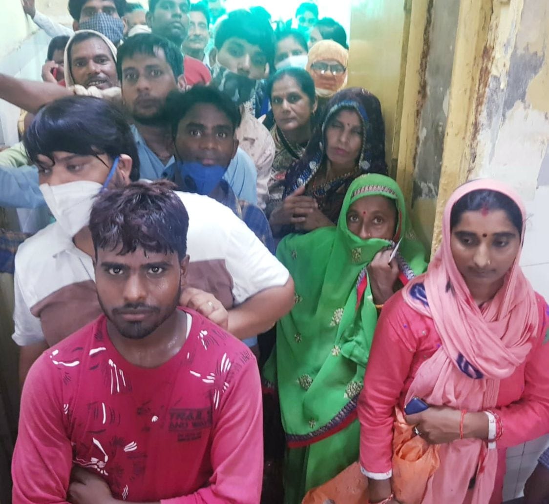 Vaccination: Men enter women's queues, push