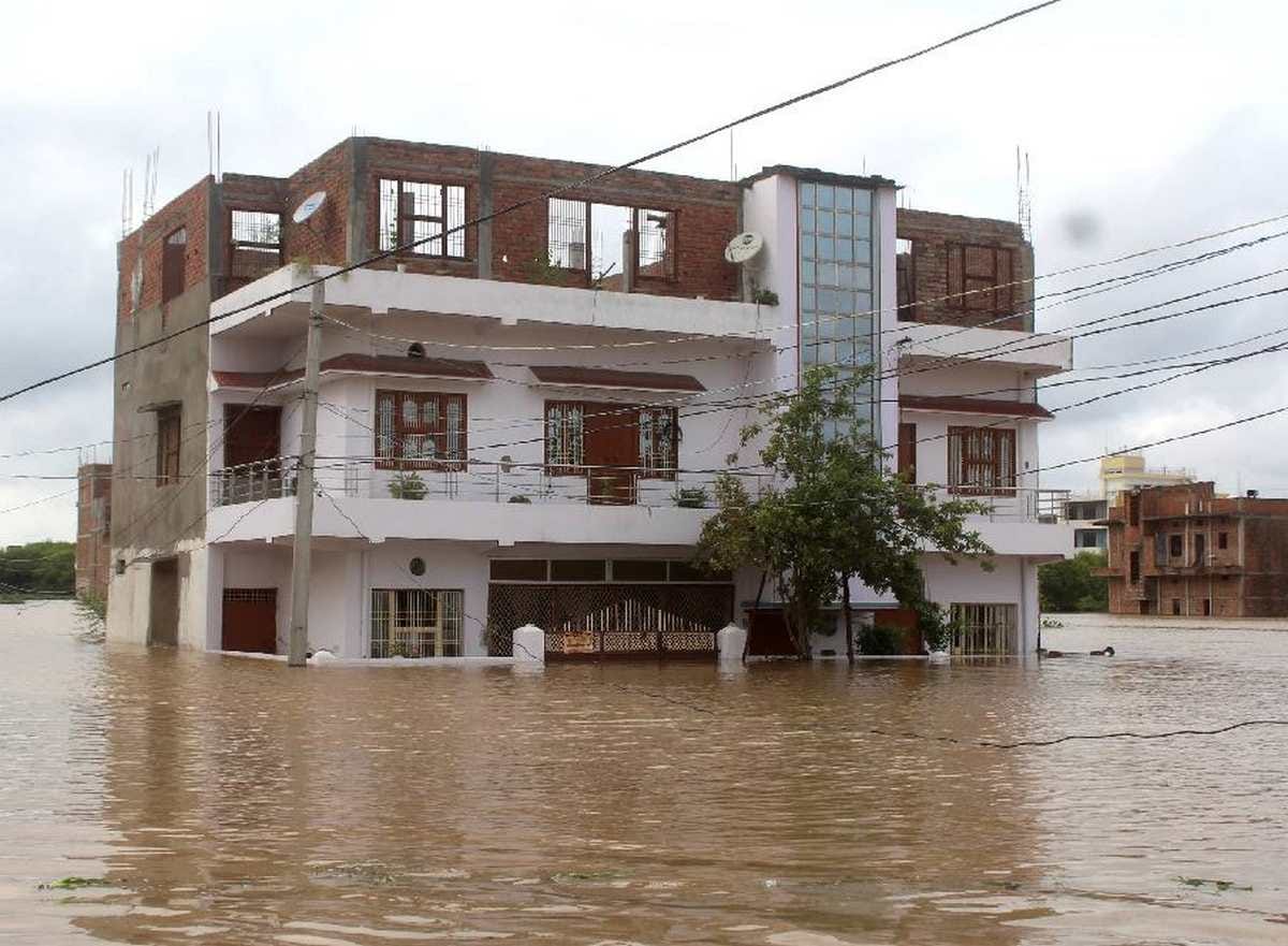 Floods in Varanasi Ganga water level reached near highest level  people living in coastal colonies scared troubles increased