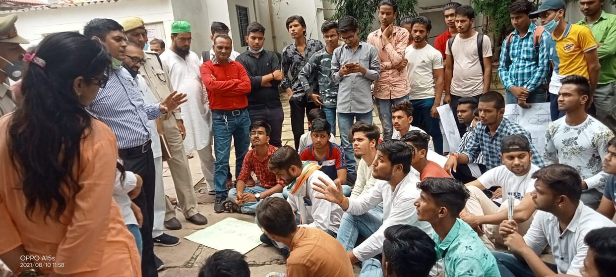 student protest over incomplete marksheet