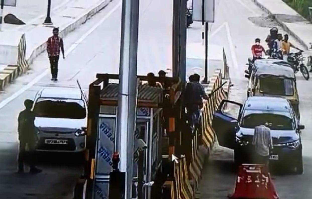 sticks run on toll plaza in bijnor, video goes viral