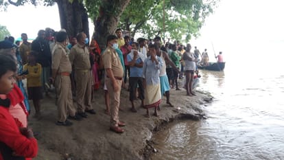 Woman found alive Even after 12 hours of drowning in the Ganges in mirzapur