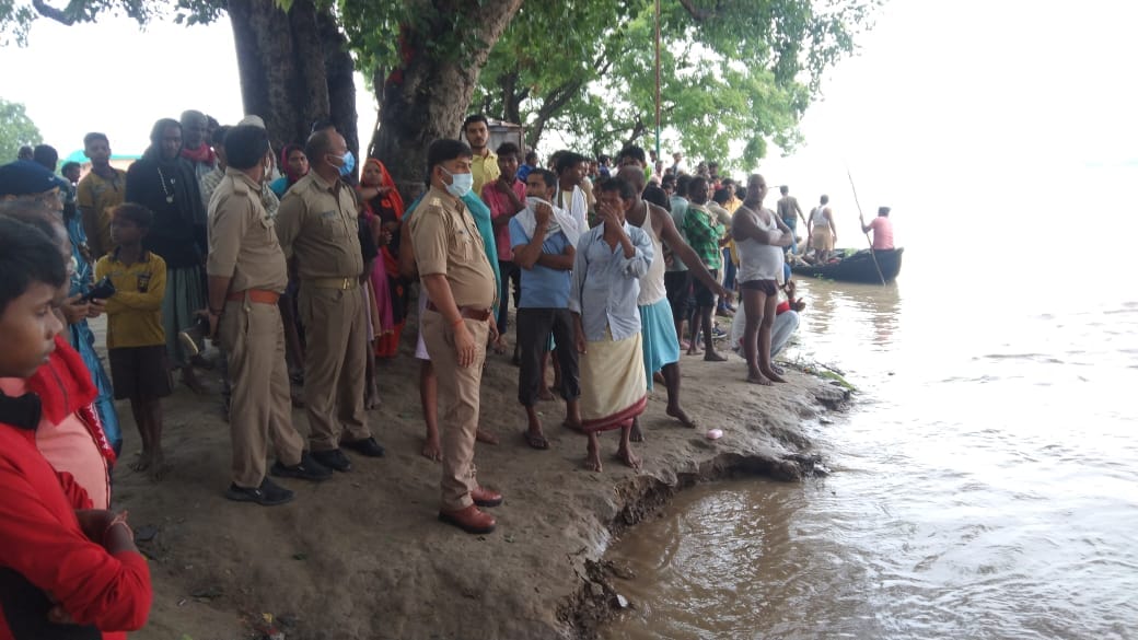 minor boy drowned in  flow Ganga in chandauli dead body found on banks of Ganges in Mirzapur for second consecutive day