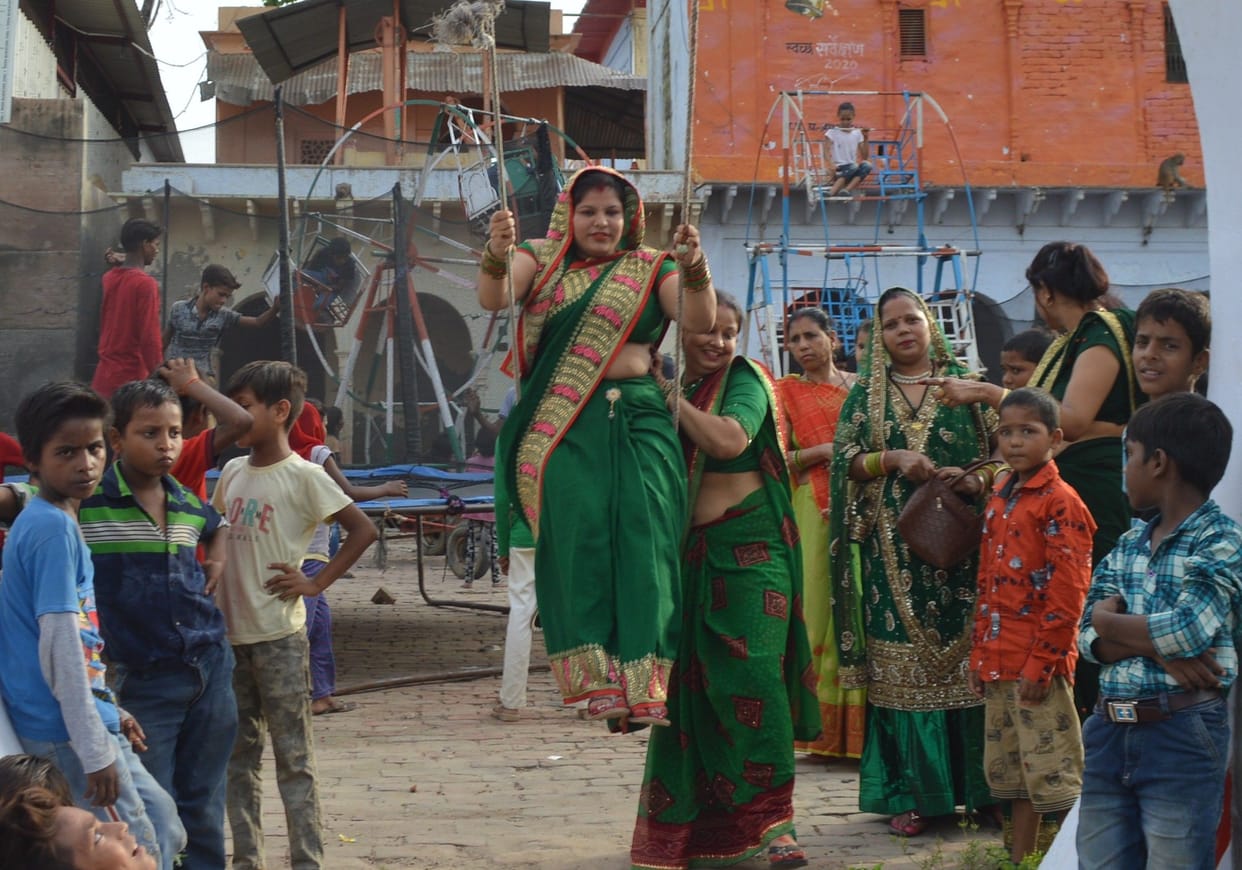 Hathras: The greenery scattered in the temples, the married women did sixteen adornments