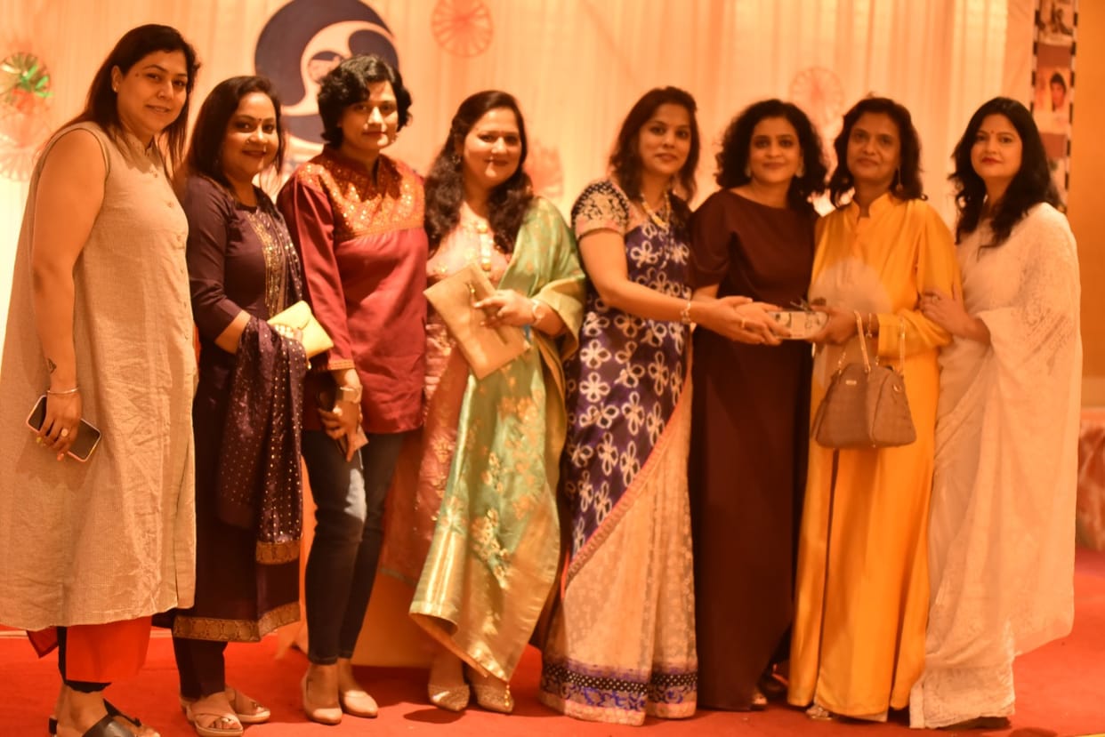 Women  gathering by becoming the actors of Doordarshan in varanasi  organized by Sangini Surabhi Club