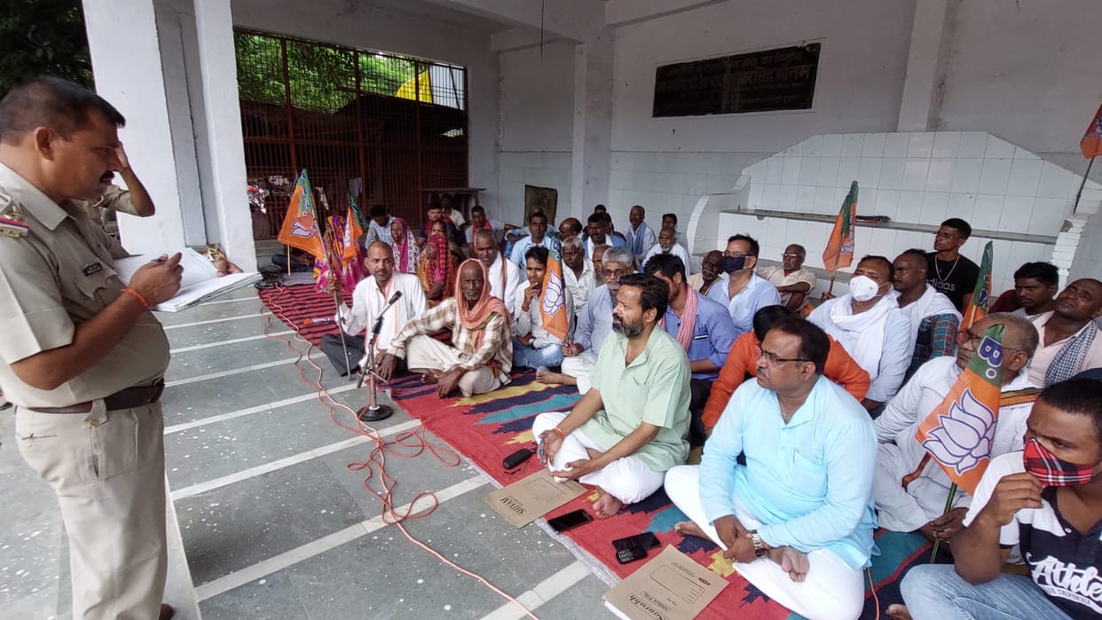Ghazipur: Nominated councilors staged a sit-in with supporters, raised slogans regarding demands