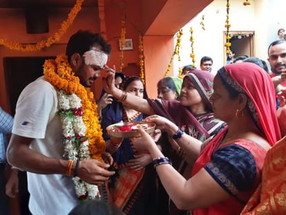 tokyo Olympics indian men Hockey team player Lalit upadhaya reached varanasi after  great performance, tears spilled on seeing his people