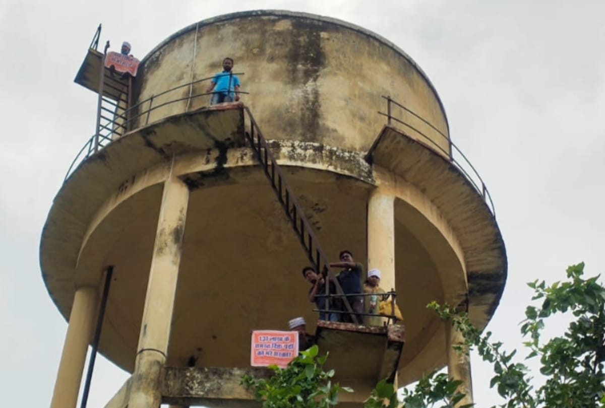 Teacher Recruitment: The candidates demonstrated by climbing the water tank for the inclusion of 22000 seats