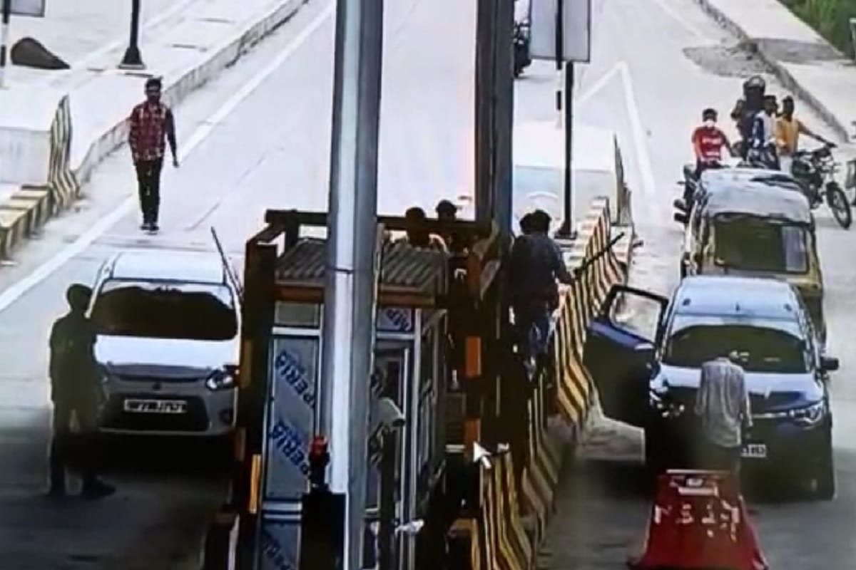 UP News: Fight between two sides on toll plaza of Bijnor city and video viral