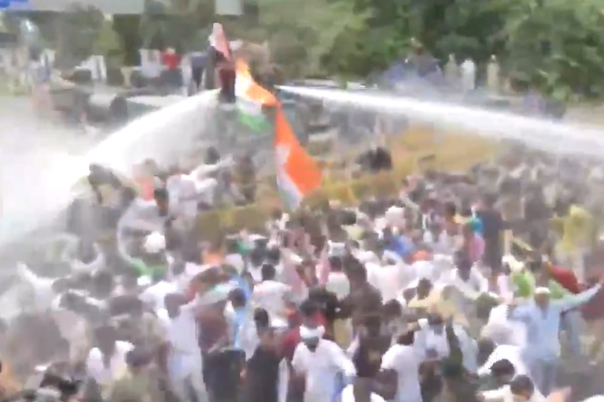 Police use water canons to dispers protesting Indian Youth Congress workers and filed FIR news in Hindi