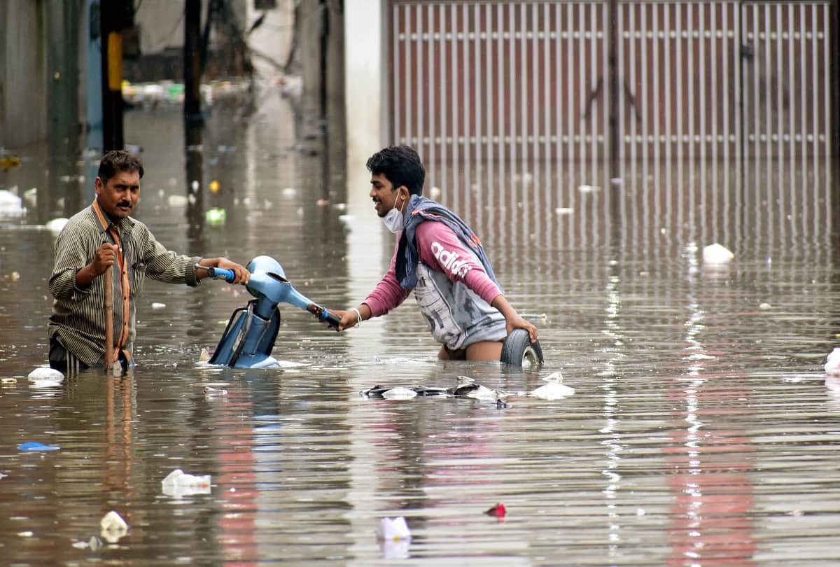 Prayagraj: Ganga-Yamuna slows down for now, hopes for relief