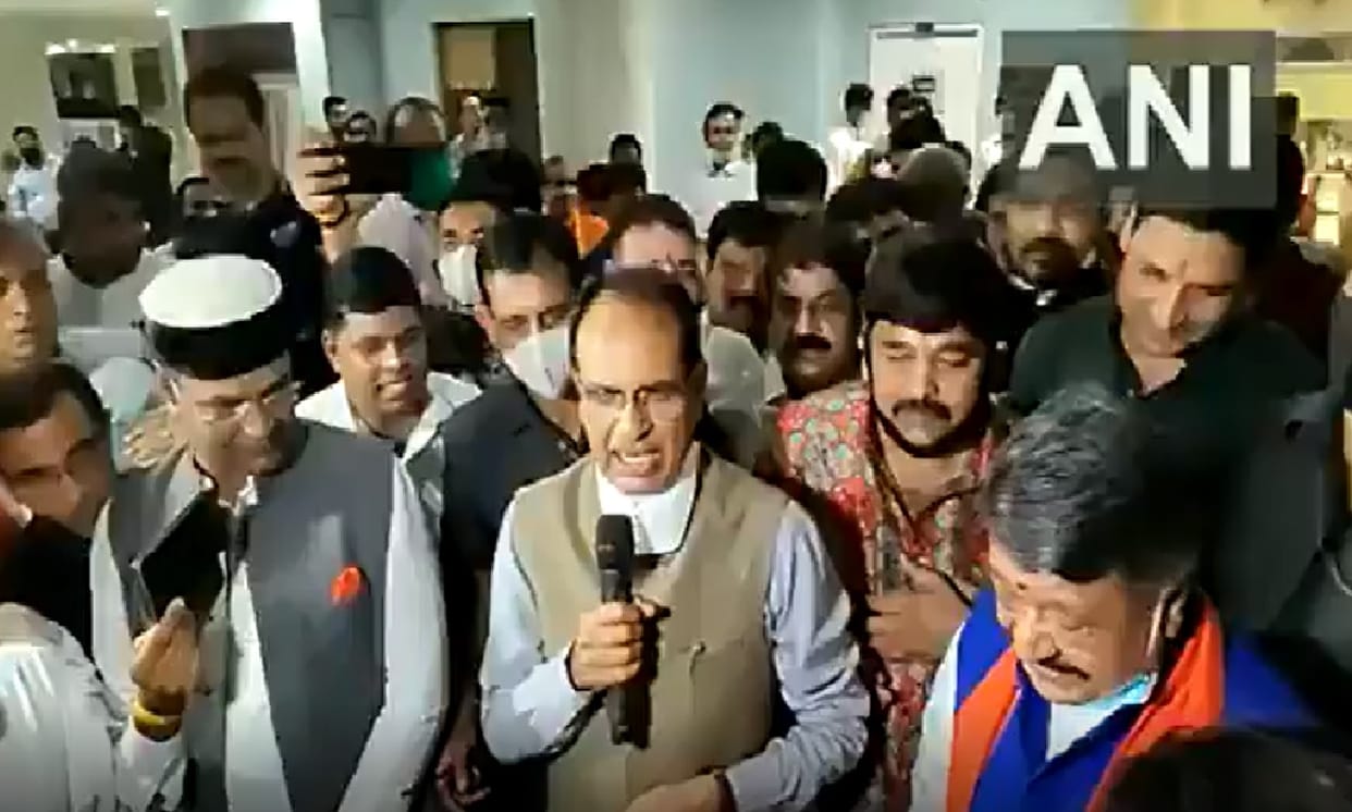 Madhya Pradesh CM Shivraj Singh Chouhan and BJP General Secretary Kailash Vijayvargiya sing popular Bollywood song Yeh Dosti Hum Nahi Chhodenge in Bhopal