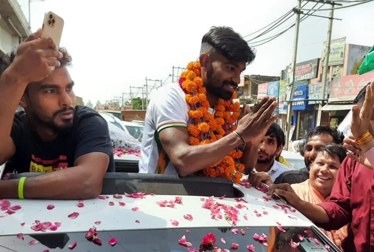 Hockey player Sumit receives a grand welcome in Sonipat of Haryana