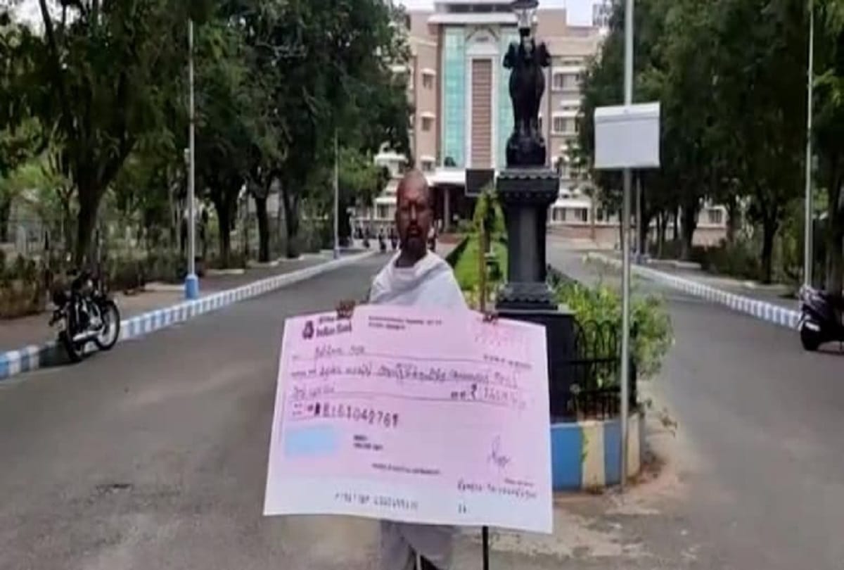 Tamilnadu Gandhi Ramesh reached in Gandhi attire to help clear Tamilnadu government debt with Rs 2.63 lakh cheque