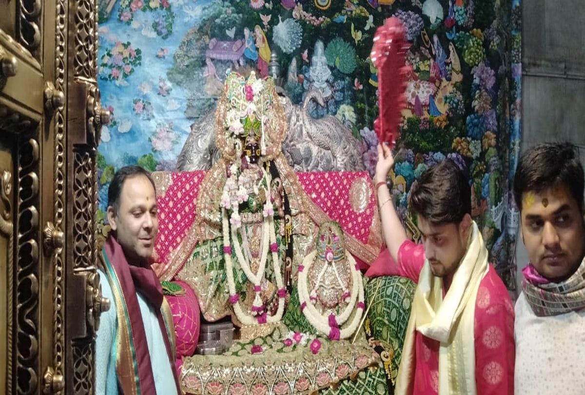 Hariyali Teej 2021: Banke Bihari Swarnarajat Hindola In Vrindavan Devottes Darshan