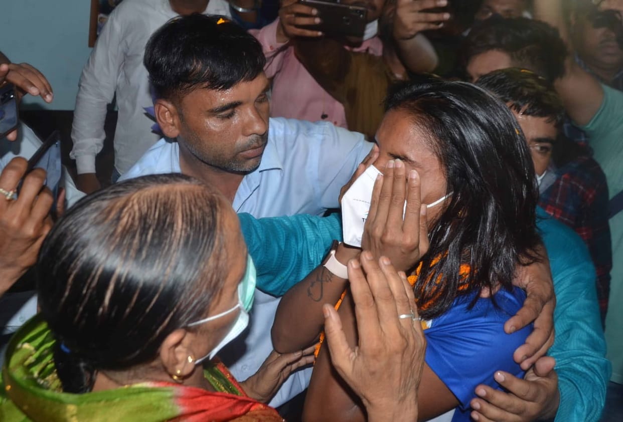 Tokyo Olympics: Indian women hockey star vandana katariya reach home, become emotional after seeing mother