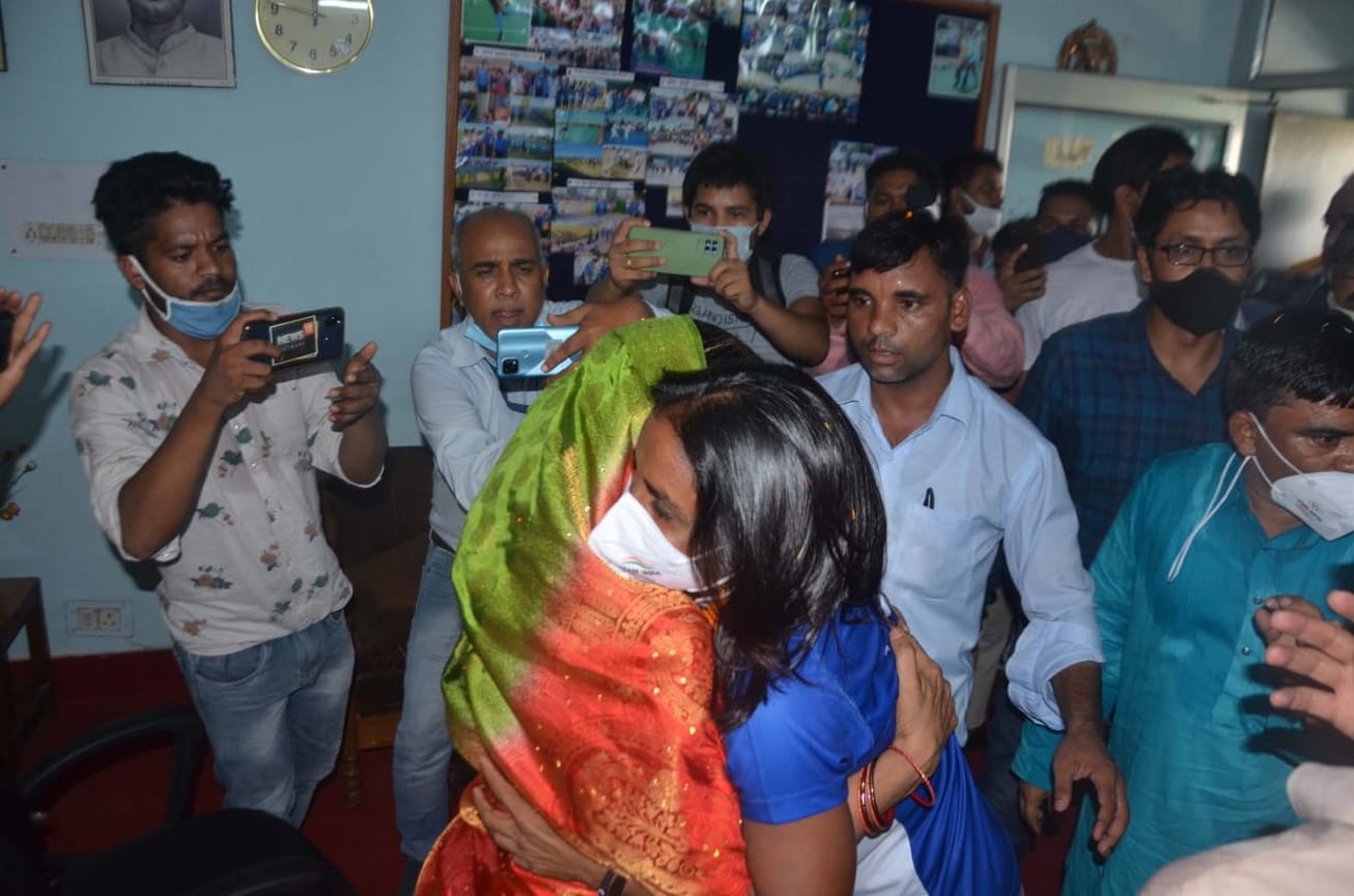 Tokyo Olympics: Indian women hockey star vandana katariya reach home, become emotional after seeing mother