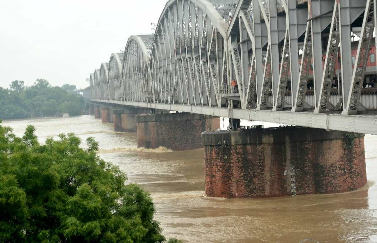 varanasi ganga flood situation: Due to continuous rise in water level now Ganga towards city villages and colonies submerged