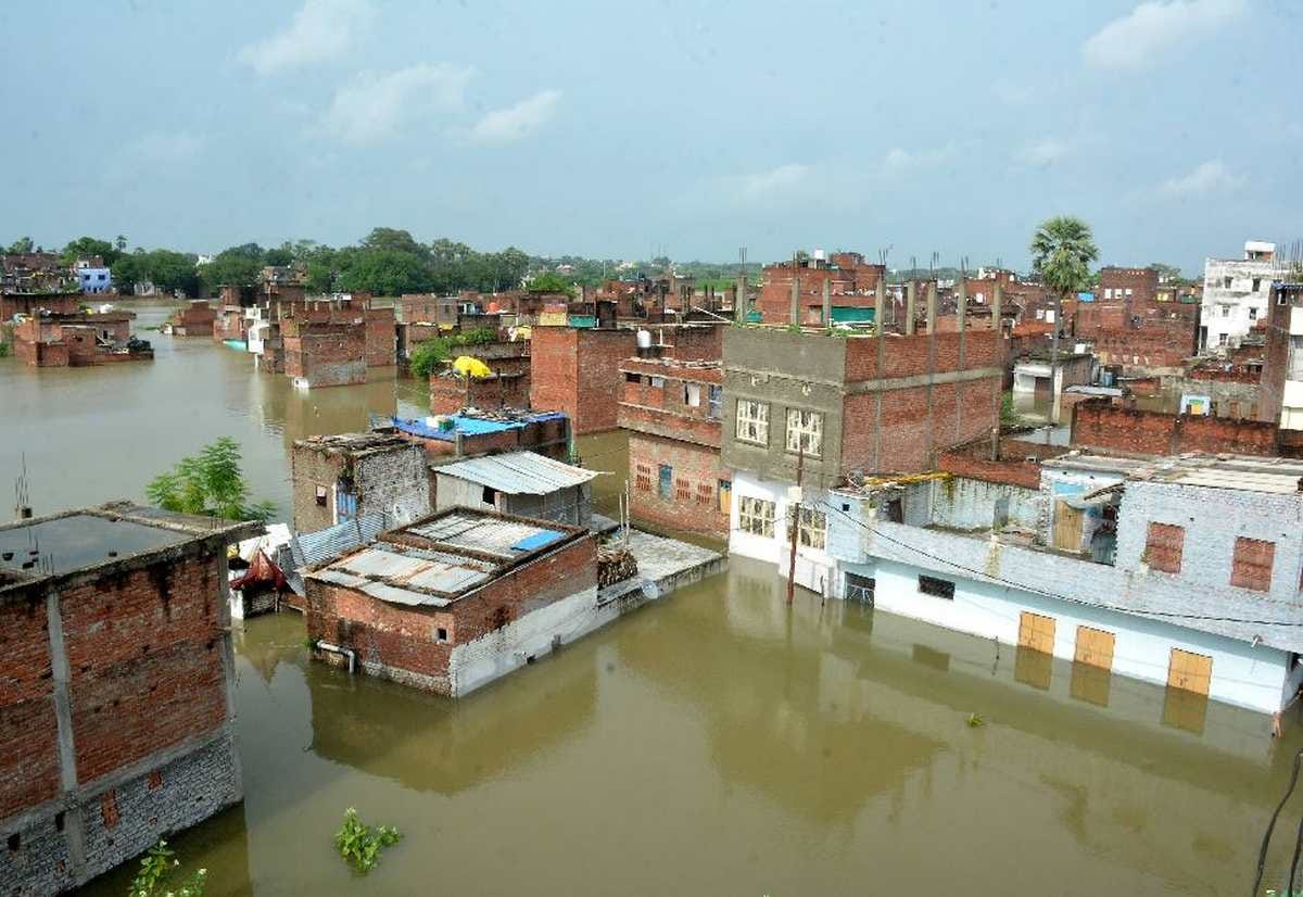 Varanasi ganga flood: problem increasing even water level decreasing people facing diseases problem