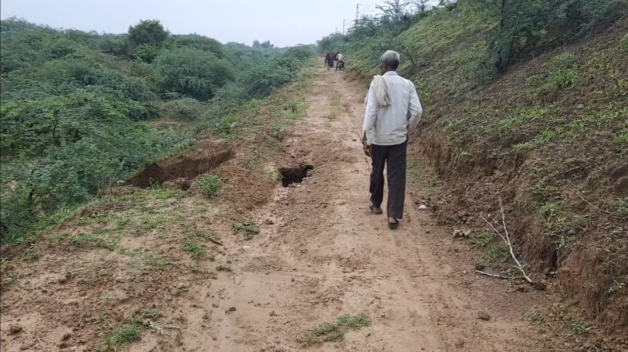 etawah news,The unpaved road became a problem, the culvert was left behind