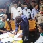आयकर विभाग की टीम खंगाल रही दस्तावेज।