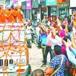 जालंधर में हॉकी खिलाड़ियों का स्वागत करते लोग।