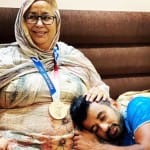 मां की गोद में सिर रखकर लेटे हॉकी टीम के कप्तान मनप्रीत सिंह।