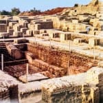 मोहनजोदड़ो में एक के ऊपर एक शहरों की बसावट के स्तरों के प्रमाण मिले हैं।