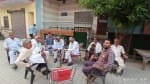 ओलंपिक गोल्ड मेडलिस्ट नीरज चोपड़ा के घर के पास पानी की समस्या पर विचार विमर्श करते गांव के लोग।