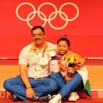 मीराबाई चानू कोच विजय शर्मा के साथ