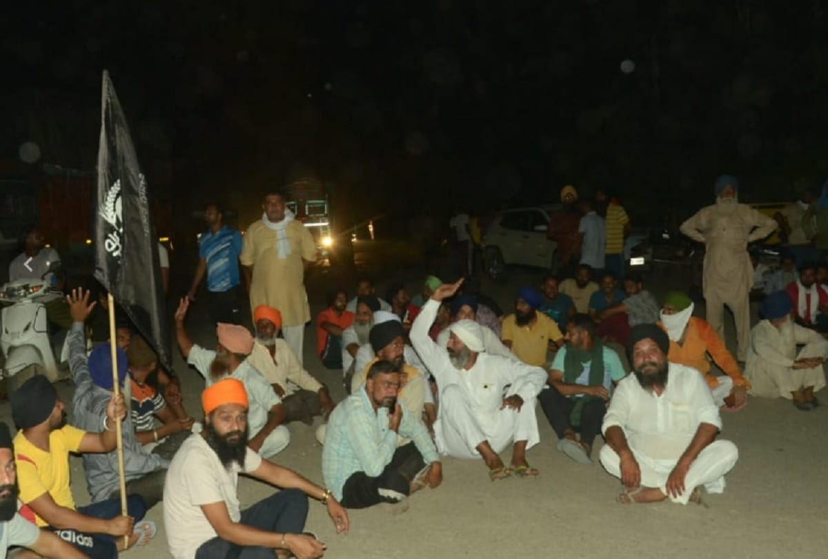Black flags shown to Home Minister Vij, one arrested, police and farmers came face to face at night